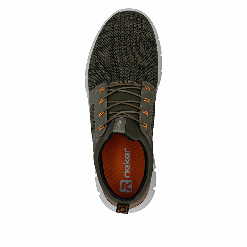 Grüne Rieker Herren Slipper B7796-54 mit einem Gummizug sowie Komfortweite G 1/2. Schuh von oben.