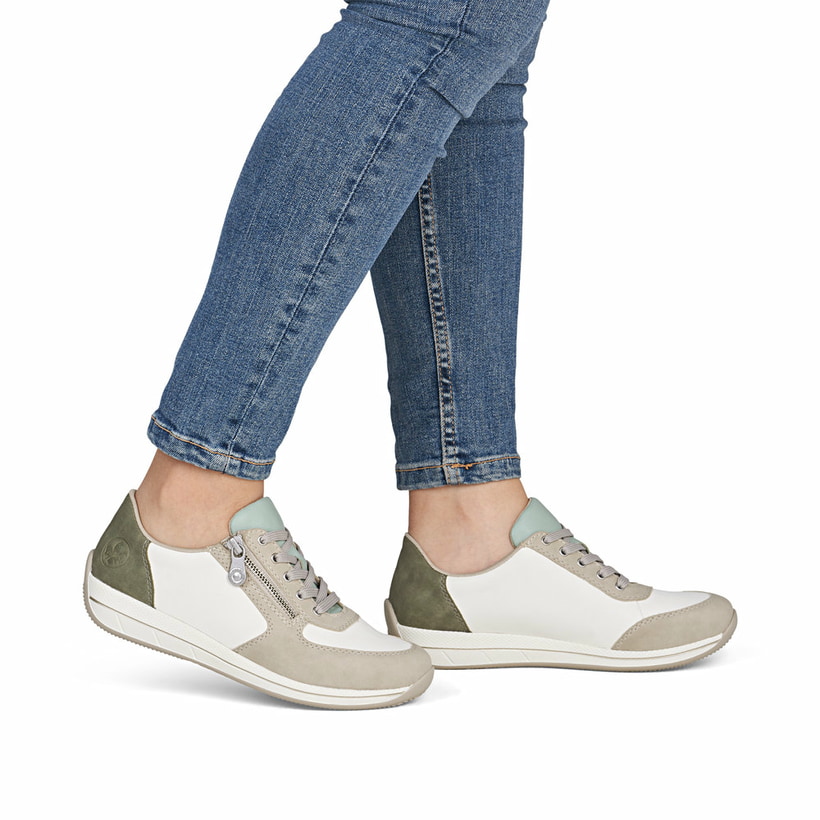 Baskets basses Rieker multicolores femme N1112-92 avec fermeture éclair. Chaussure au pied.