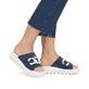 Blaue Rieker Damen Pantoletten W1652-14 mit ultra leichter und flexibler Sohle. Schuh am Fuß.