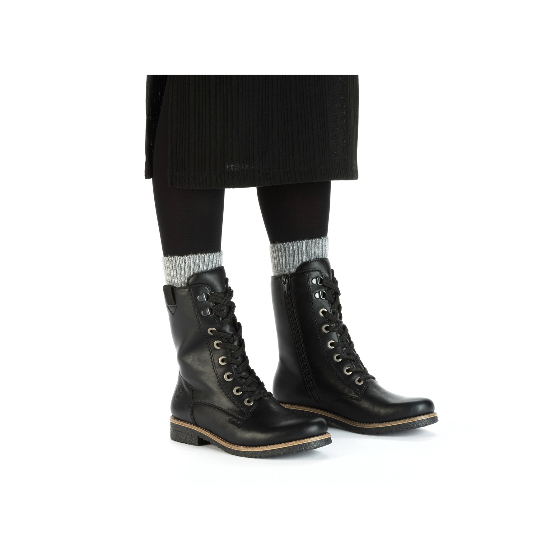 Tiefschwarze Rieker Damen Schnürstiefel 73542-00 mit Schnürung und Reißverschluss. Schuh am Fuß