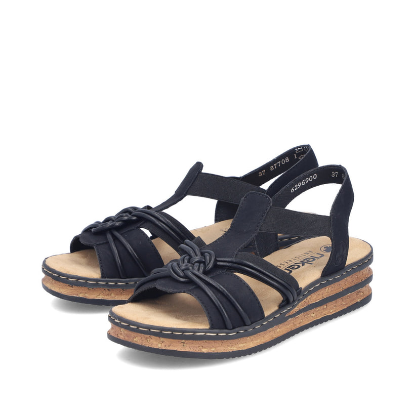 Schwarze Rieker Keilsandaletten 62969-00 mit Gummizug sowie schmaler Passform E. Schuhpaar seitlich schräg.
