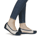 Weiße Rieker Ballerinas L9351-80 mit runden Ziernähten. Schuh am Fuß.