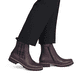 Brombeer-schwarze Rieker Damen Chelsea Boots 79592-30 mit einem Reißverschluss. Schuh am Fuß.