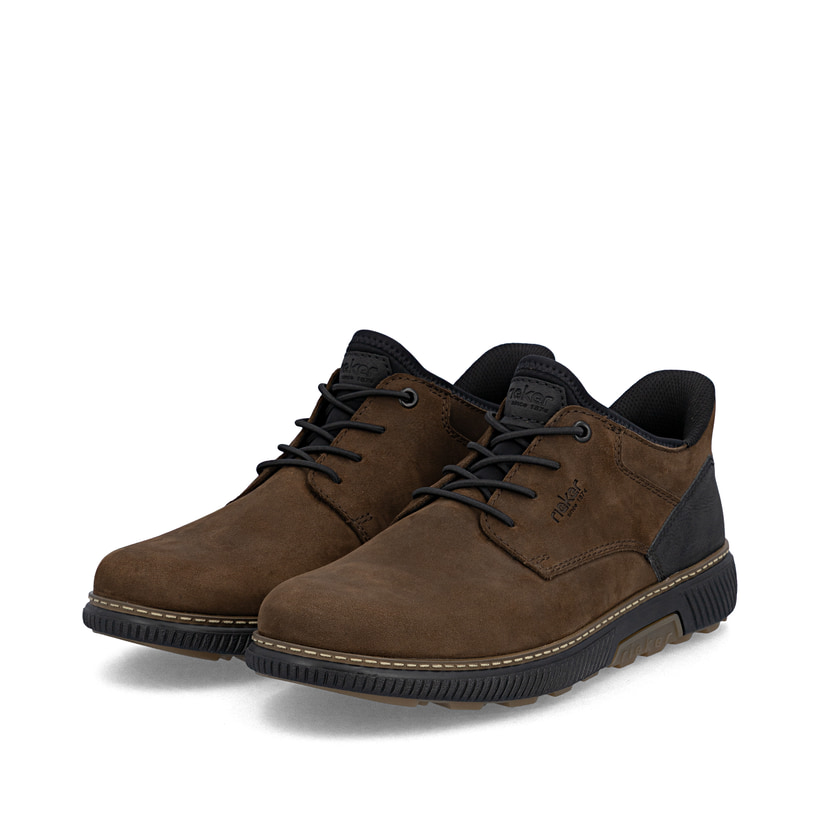 Dunkelbraun-schwarze Rieker Herren Slipper B3357-26 aus Rauleder. Schuhpaar seitlich schräg.