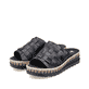 Schwarze Rieker Damen Pantoletten V7988-00 mit der schmalen Passform E 1/2. Schuhpaar seitlich schräg.