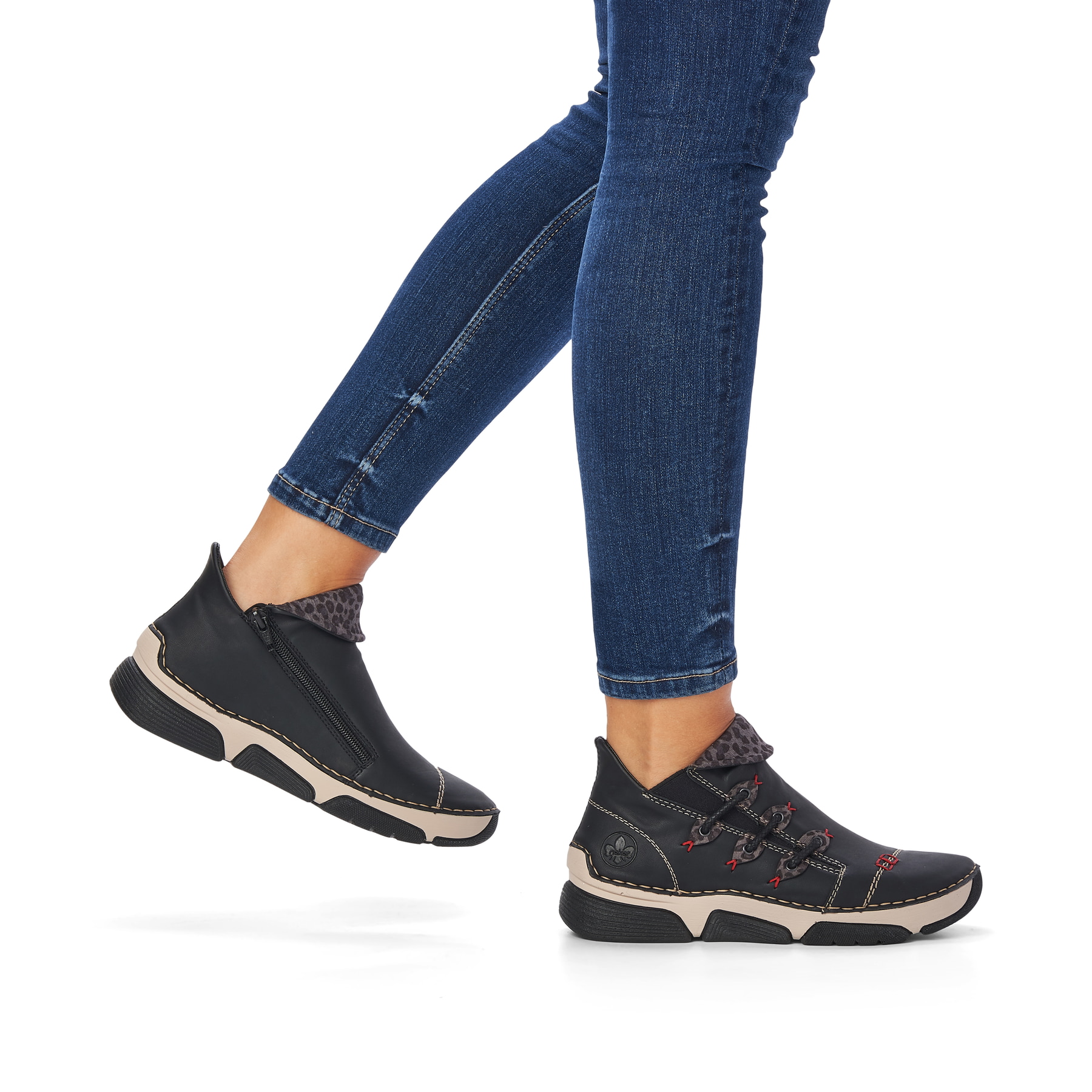 Schwarz-graue Rieker Damen Kurzstiefel 45983-00 mit einem Reißverschluss. Schuh am Fuß.