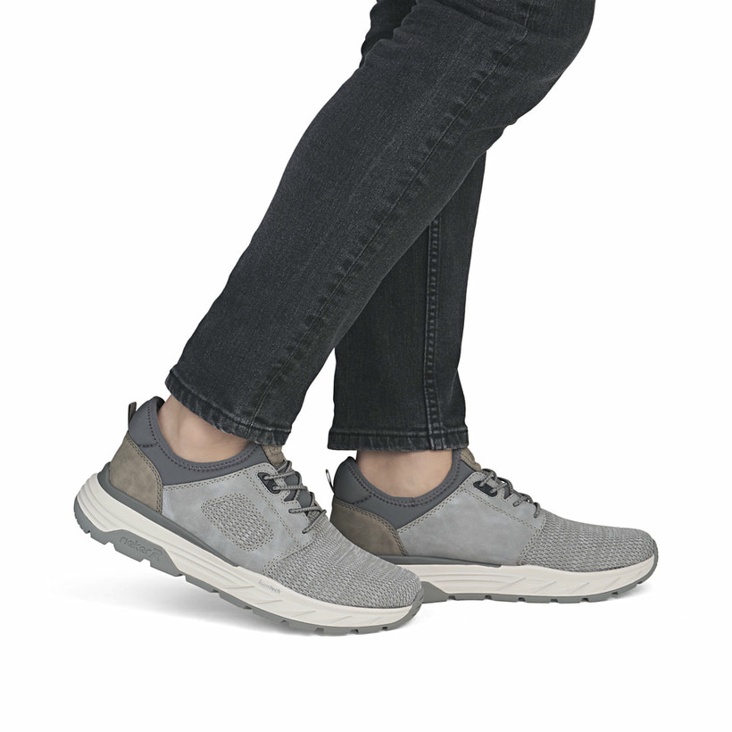 Graue Rieker Herren Slipper 06150-40 mit einem Gummizug sowie einem Gel-Fußbett. Schuh am Fuß.