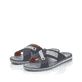 Blaue Rieker Herren Pantoletten 21539-14 mit Komfortweite G sowie leichter Sohle. Schuhpaar seitlich schräg.