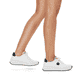Weiße Rieker Damen Sneaker Low M4903-80 mit einer Schnürung sowie Extraweite H. Schuh am Fuß.