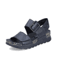 Blaue Rieker Damen Riemchensandalen 64450-14 mit einem Klettverschluss. Schuh seitlich schräg.