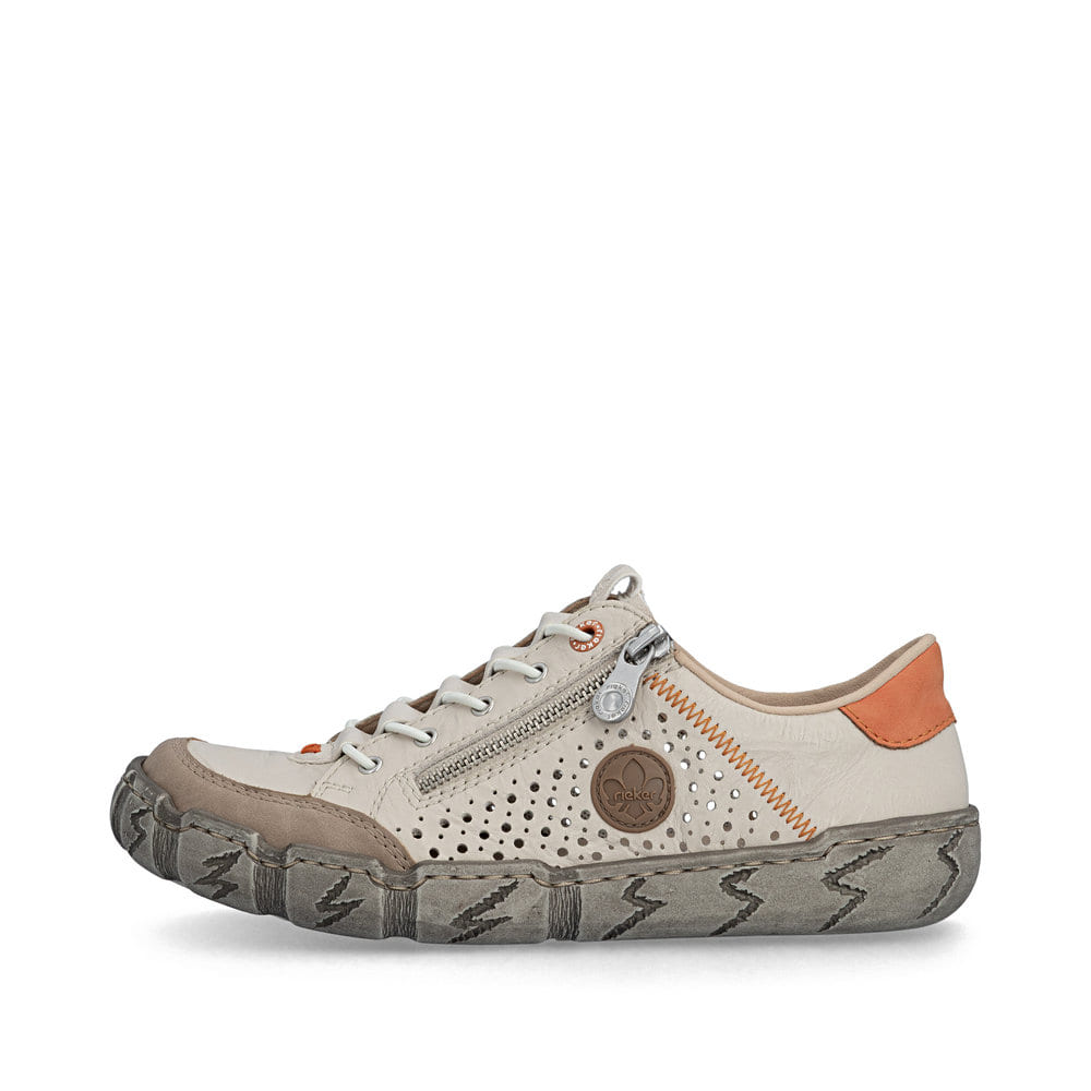 Beige Rieker Damen Slipper L0355-61 aus Glattleder mit eleganten Zierlochungen. Schuh Außenseite.