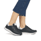 Schwarze Rieker Damen Sneaker Low 42505-00 mit flexibler Sohle. Schuh am Fuß.