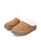 Braune Rieker Damen Clogs Y8850-24 mit flexibler und ultra leichter Sohle. Schuhpaar seitlich schräg.