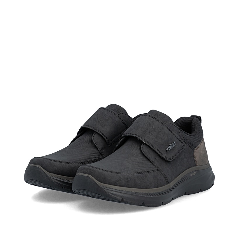 Schwarze Rieker Herren Slipper B1854-00 mit der lightsole+ sowie Klettverschluss. Schuhpaar seitlich schräg.