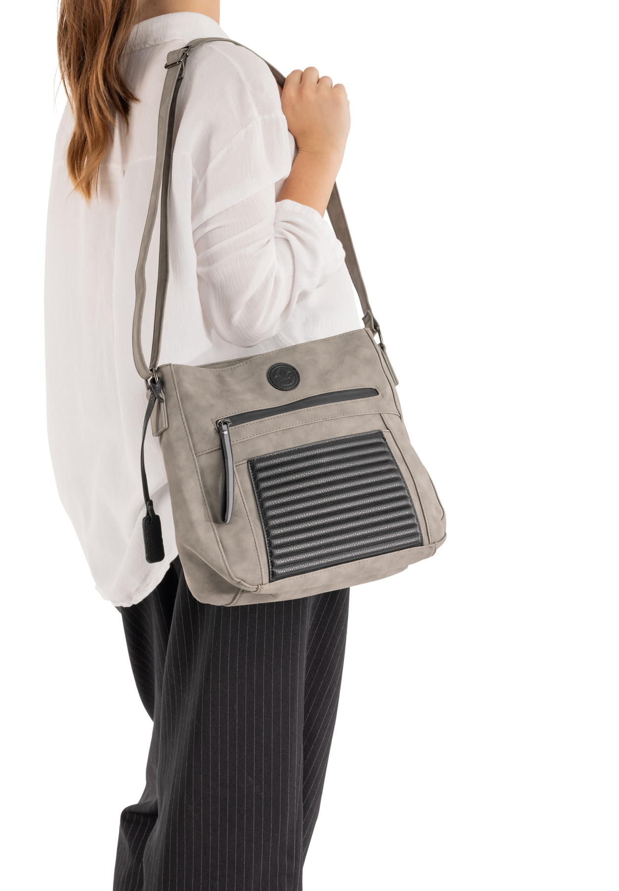 Sac à main Rieker H1481-42 en gris avec compartiment intérieur, fermeture éclair et poche pour téléphone portable. Porté.