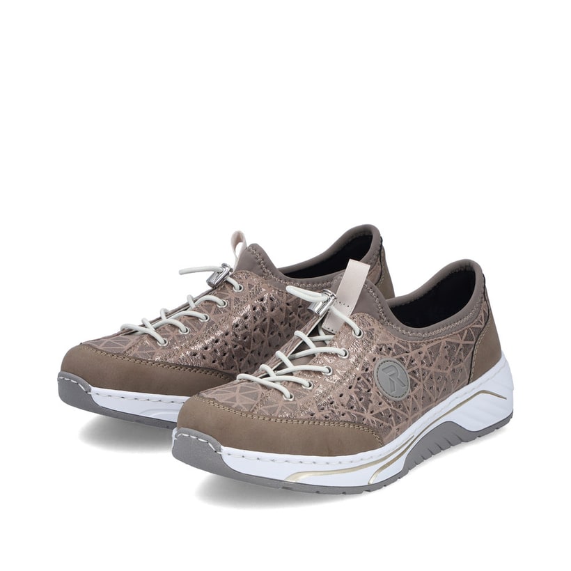 Beige Rieker Damen Slipper 53151-64 mit metallischem Finish sowie einem Gummizug. Schuhpaar seitlich schräg.