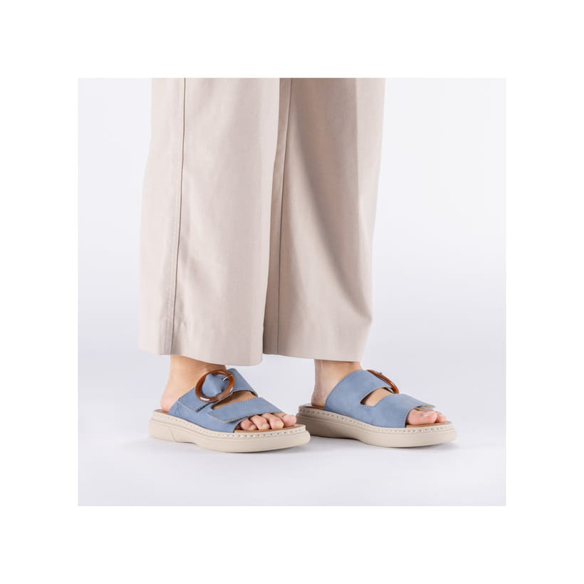 Mules Rieker bleues pour femme V3050-14 avec boucle tendance. Chaussure au pied.