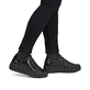 Dunkelbraune Rieker Damen Sneaker Low N2555-25 mit einem Reißverschluss. Schuh am Fuß.