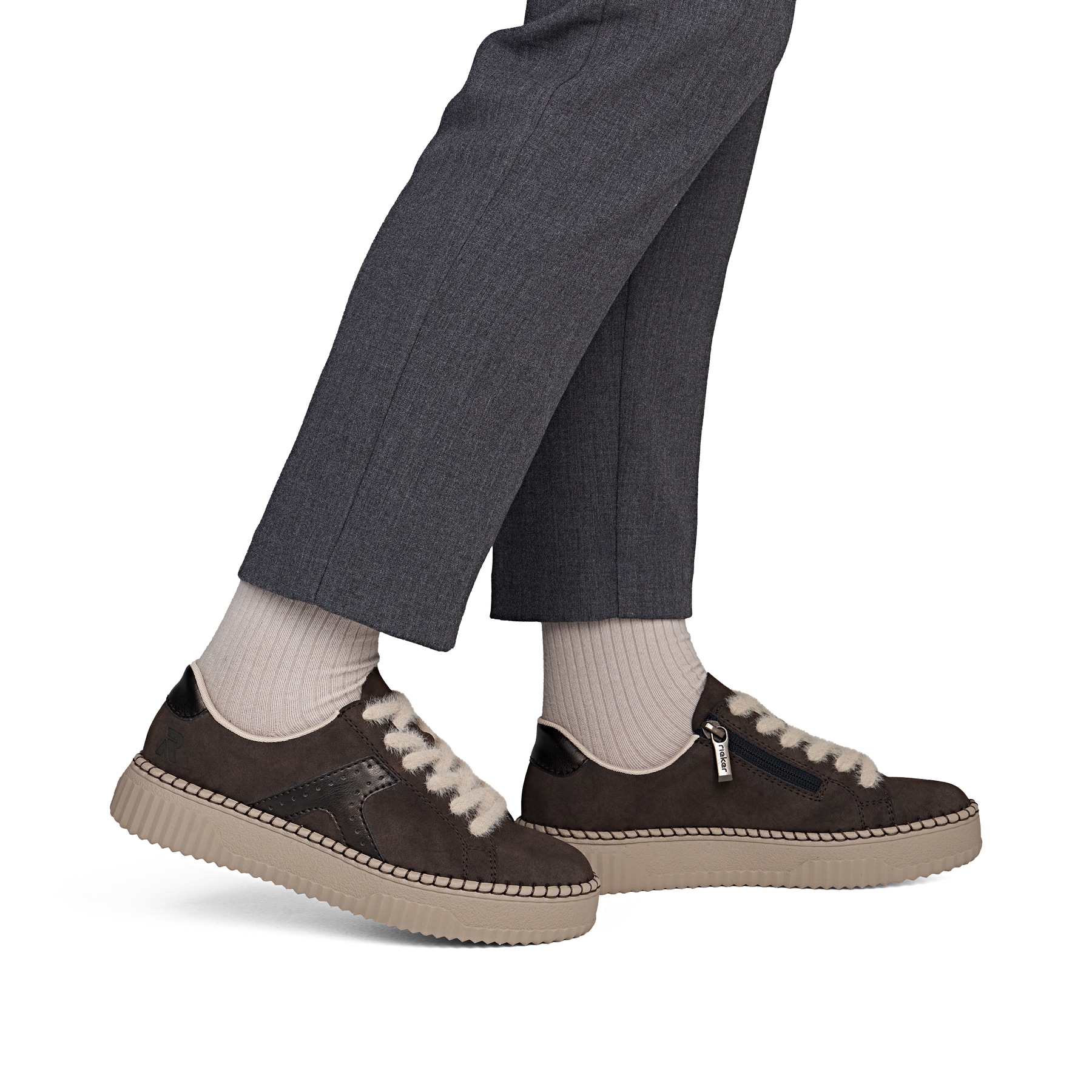 Braun-beige Rieker Damen Sneaker Low N9920-25 mit flauschigen Schnürsenkeln. Schuh am Fuß.