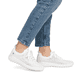 Weiße waschbare Rieker Damen Slipper W1103-80 mit Gummizug sowie flexibler Sohle. Schuh am Fuß.