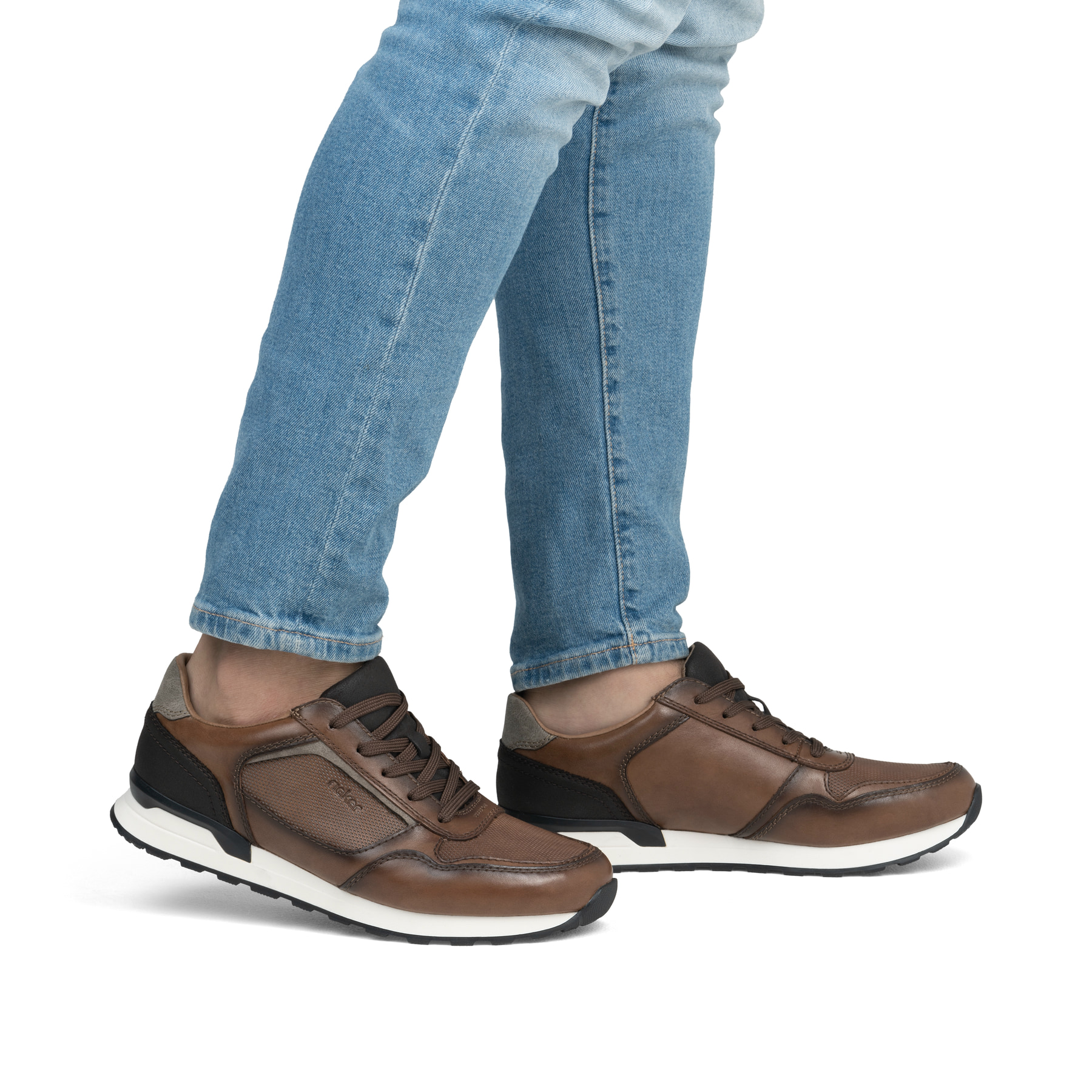 Braune Rieker Herren Sneaker Low U0311-24 mit Schnürung sowie Komfortweite G 1/2. Schuh am Fuß.