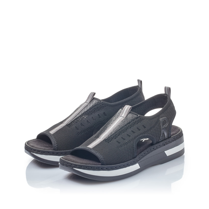 Nachtschwarze Rieker Damen Riemchensandalen V59B5-00 mit einem Elastikeinsatz. Schuhpaar seitlich schräg.