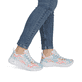 Fehler zu lang: Mehrfarbige vegane Rieker Damen Schnürschuhe M8500-90 mit herausnehmbarer Einlegesohle. Schuh am Fuß.