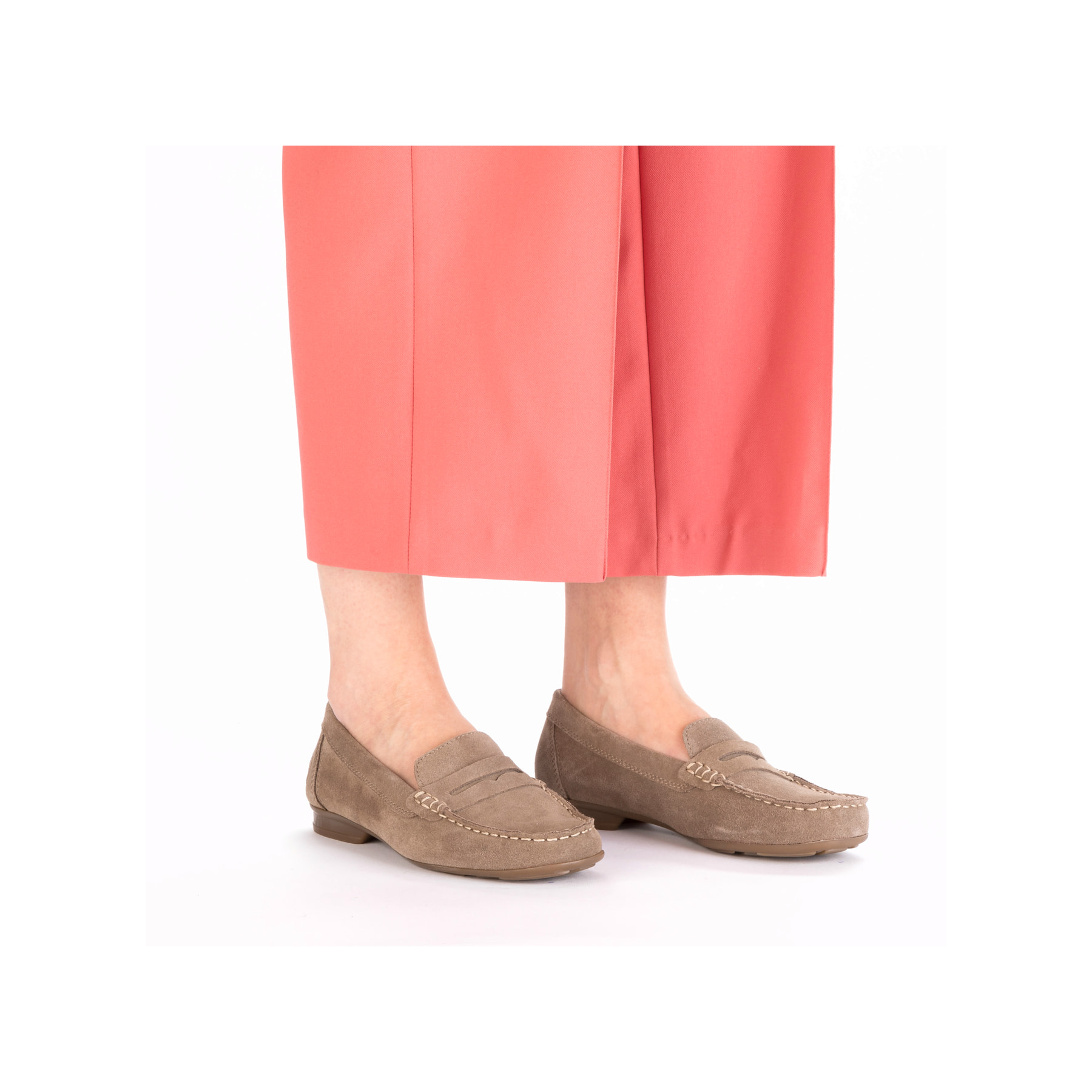 Beige Rieker Damen Loafer 40051-62 mit der schmalen Passform E 1/2. Schuh am Fuß.