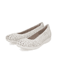 Beige Rieker Ballerinas L9365-60 in Löcheroptik sowie extra weicher Decksohle. Schuhpaar seitlich schräg.