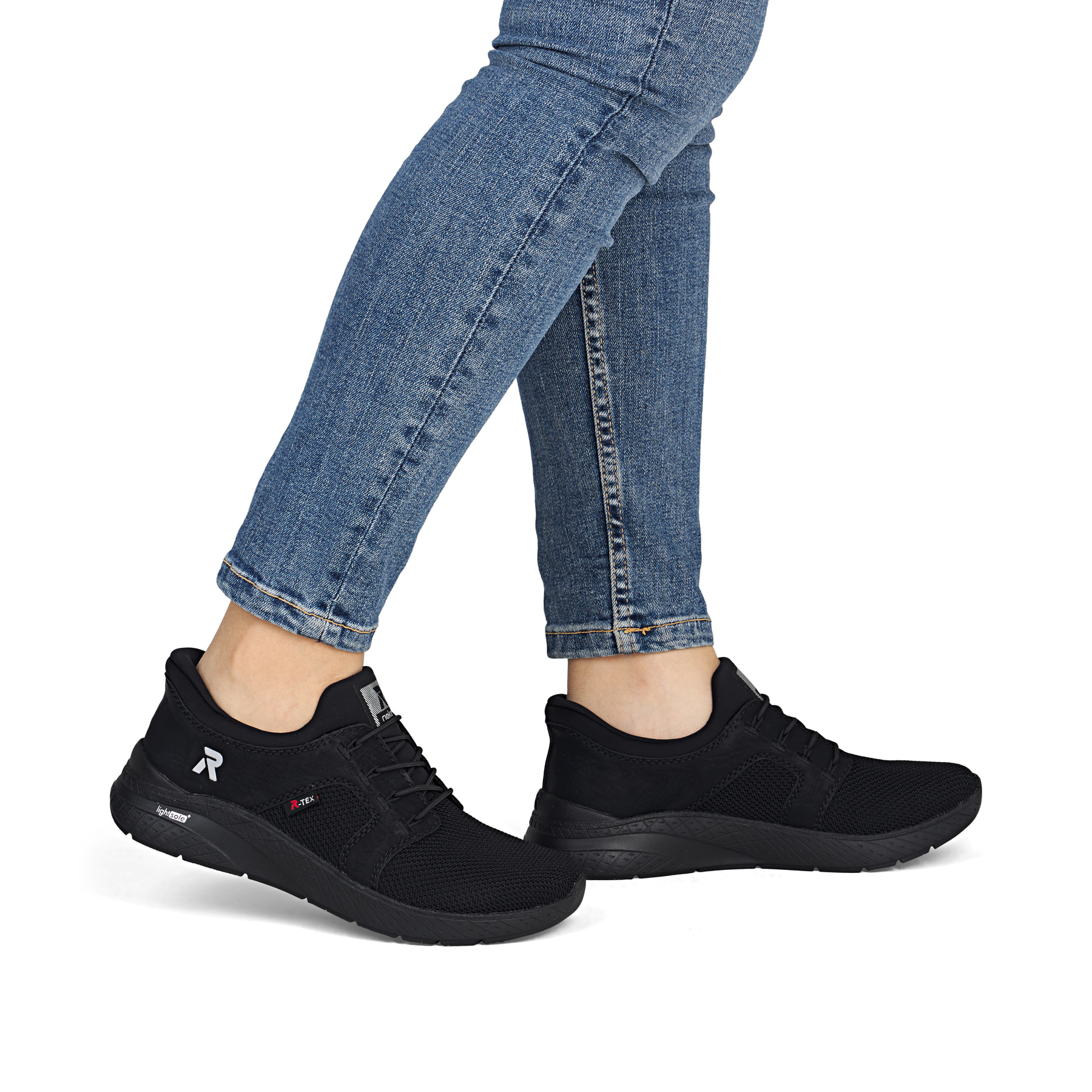 Mocassins Rieker noirs femmes M8550-00 avec membrane RiekerTEX hydrofuge. Chaussure au pied.