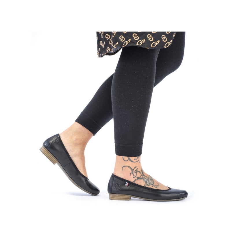 Ballerines Rieker noires pour femme 51994-01. Chaussure au pied.