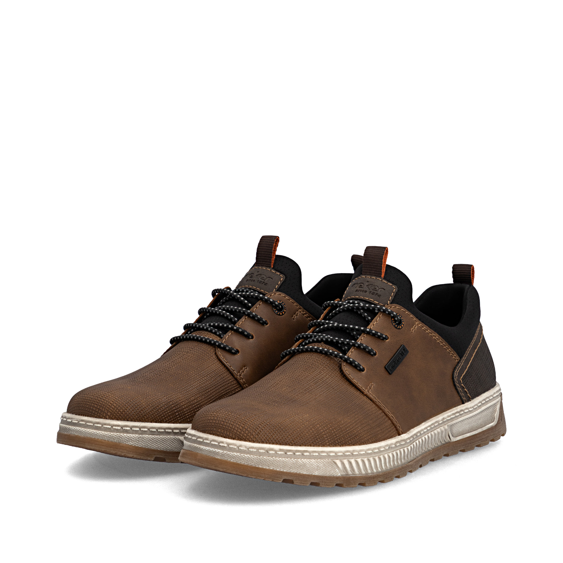 Mocassins Rieker marron hommes 37050-23 avec membrane RiekerTEX hydrofuge. Chaussures inclinées sur le côté.