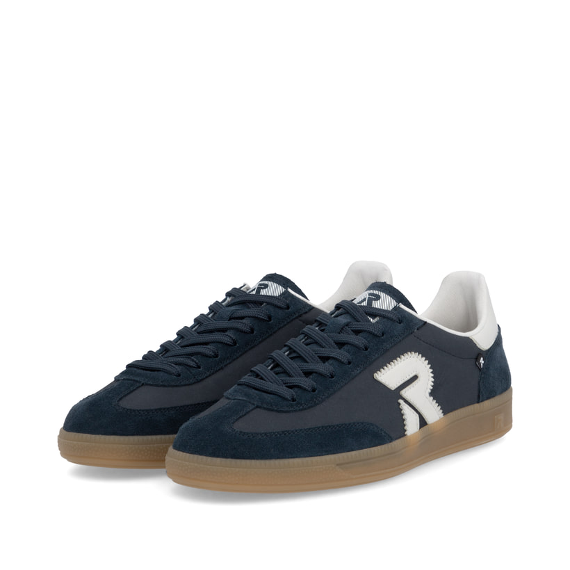 Blauweiße Rieker Herren Sneaker Low U2200-16 mit einer Schnürung. Schuhpaar seitlich schräg.