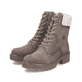 Braun-beige Rieker Damen Schnürstiefel Y8119-25 mit Teddyfell-Kragen. Schuhpaar seitlich schräg.