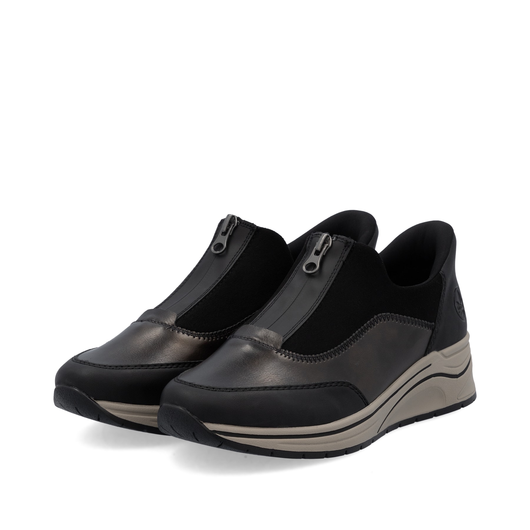 Braunschwarze Rieker Damen Slipper N9553-25 mit easy Hineinschlüpf-Möglichkeit. Schuhpaar seitlich schräg.