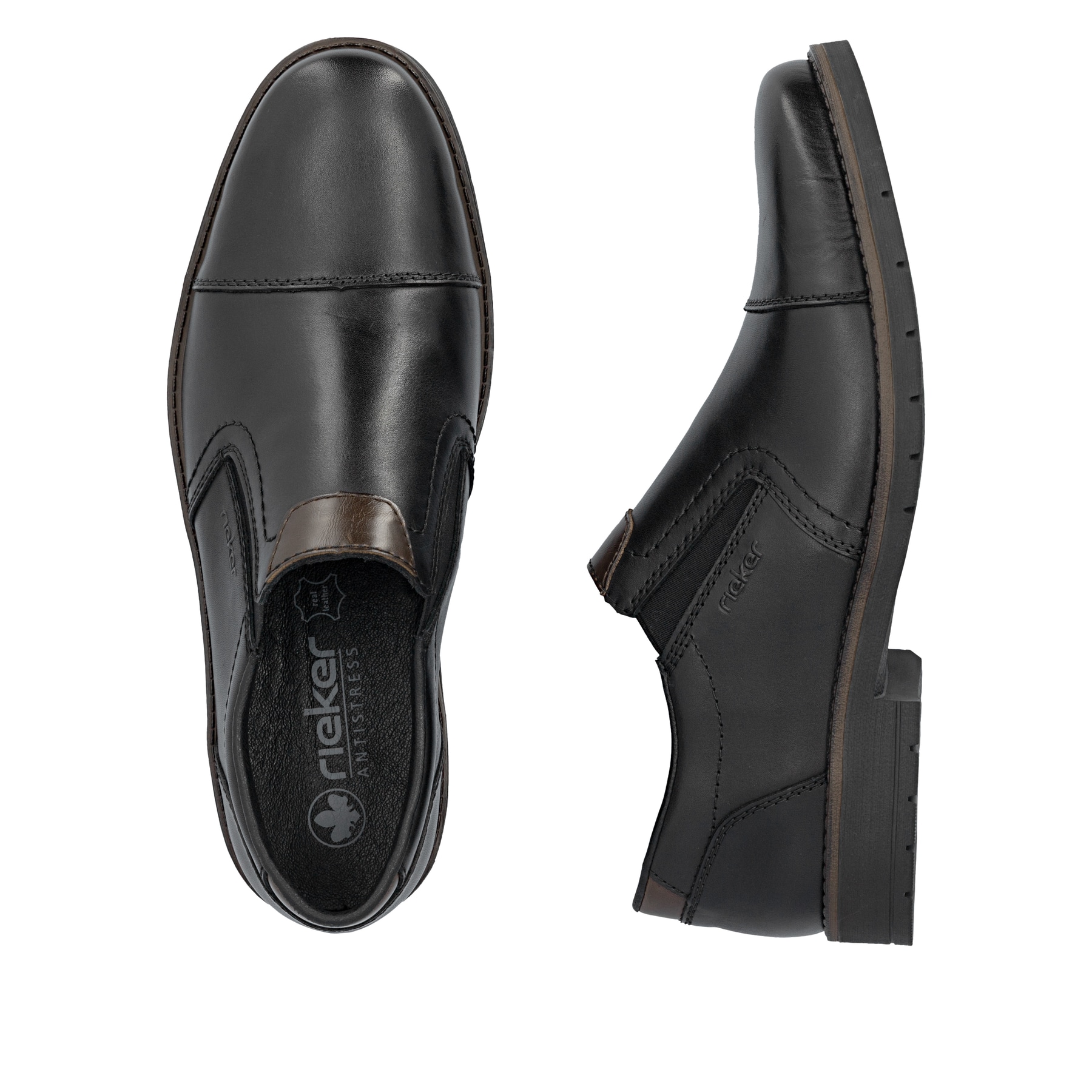 Mocassins Rieker noirs hommes 13950-00 en cuir lisse avec bande élastique. Chaussure vue de dessus, couchée.