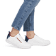 Weiße Rieker Damen Sneaker Low 41906-80 mit Reißverschluss sowie flexibler Sohle. Schuh am Fuß.