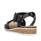 Schwarze Rieker Keilsandaletten V3660-02 mit trendigen Schnalle. Schuh von hinten.