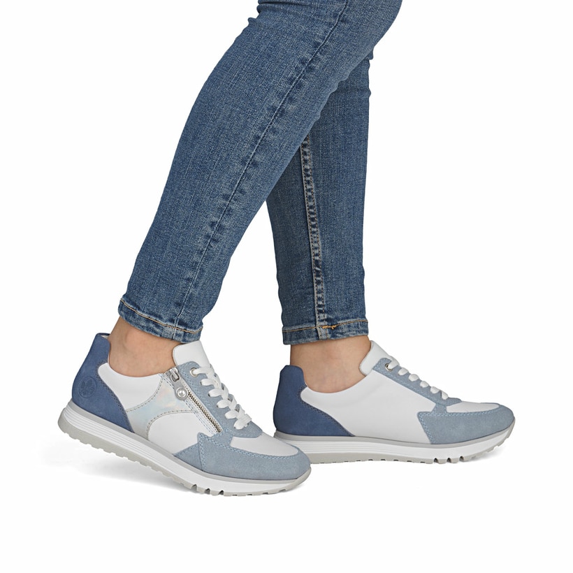 Baskets basses Rieker bleues pour femme 49010-12 en cuir lisse. Chaussure au pied.