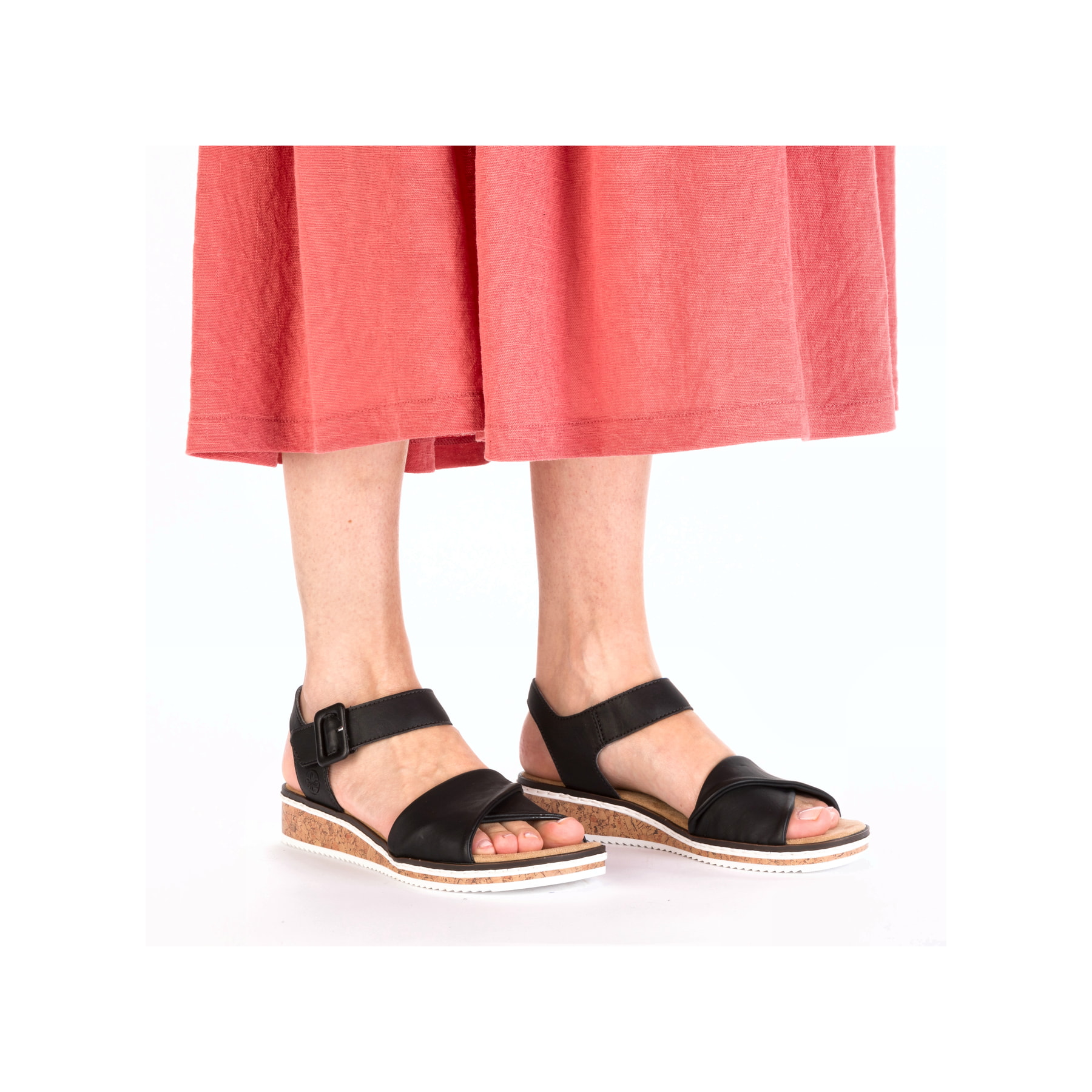 Schwarze Rieker Keilsandaletten V3691-00 mit trendigen Schnalle. Schuh am Fuß.