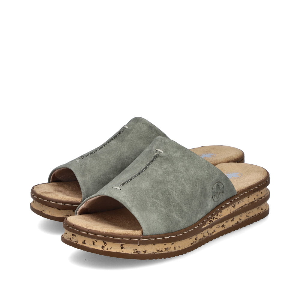 Mintgrüne Rieker Damen Pantoletten 62905-53 mit moderner Spannnaht. Schuhpaar seitlich schräg.