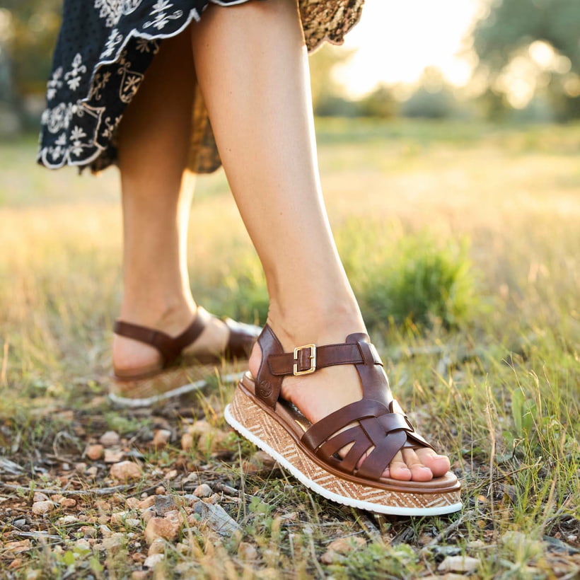 Braune Rieker Damen Riemchensandalen W0853-24 mit trendigen Schnalle. Schuh am Model.