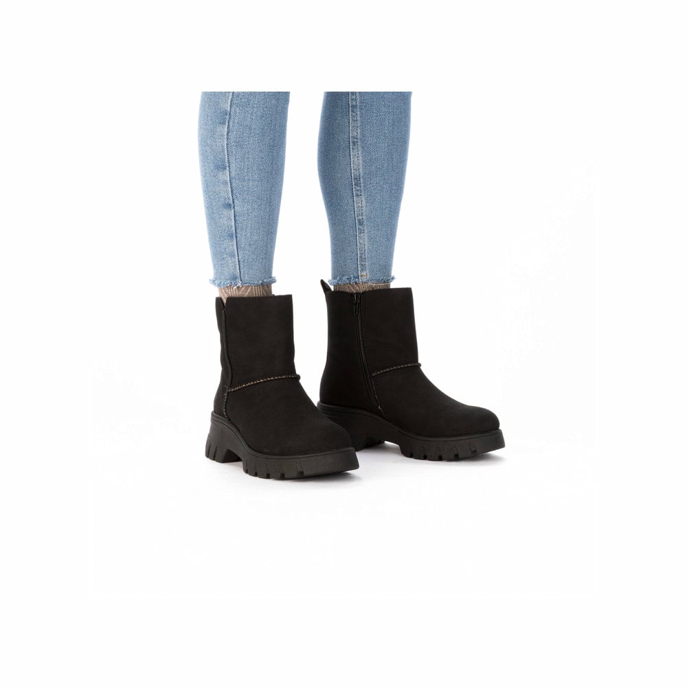 Schwarze Rieker Damen Kurzstiefel 71864-00 mit einem Reißverschluss. Schuh am Fuß.