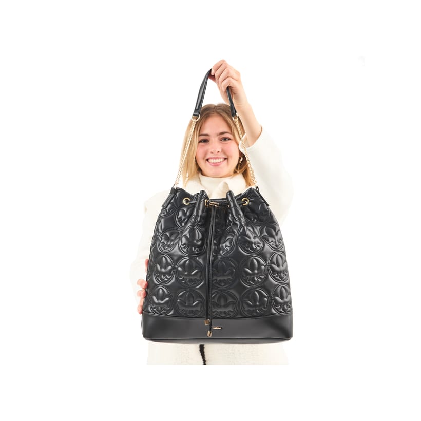 Sac bandoulière Rieker H1023-00 en noir à resserrer avec une chaîne dorée en tant que bandoulière. Porté.