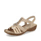 Braune Rieker Damen Riemchensandalen 60803-20 mit einem Elastikeinsatz. Schuh seitlich schräg.