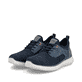 Blaue Rieker Herren Slipper B9651-14 mit einem Gummizug sowie der Komfortweite G. Schuhpaar seitlich schräg.