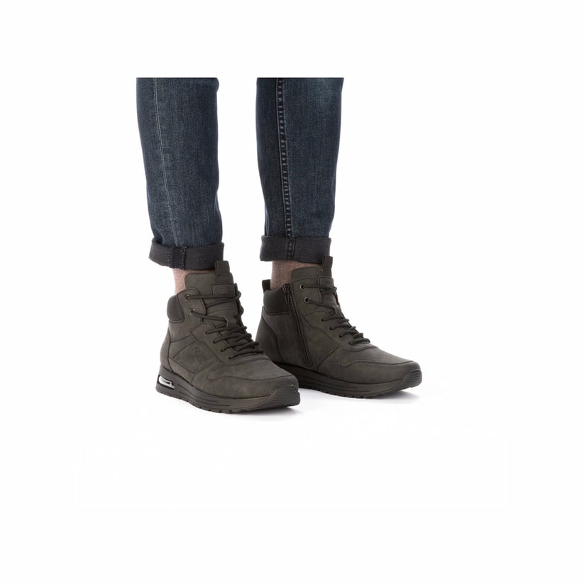 Schwarze Rieker Herren Schnürstiefel B1024-00 mit Rieker Air Sohlenfenster. Schuh am Fuß.