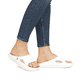 Weiße Rieker Damen Pantoletten W3350-80 mit ultraleichter und flexibler Sohle. Schuh am Fuß.