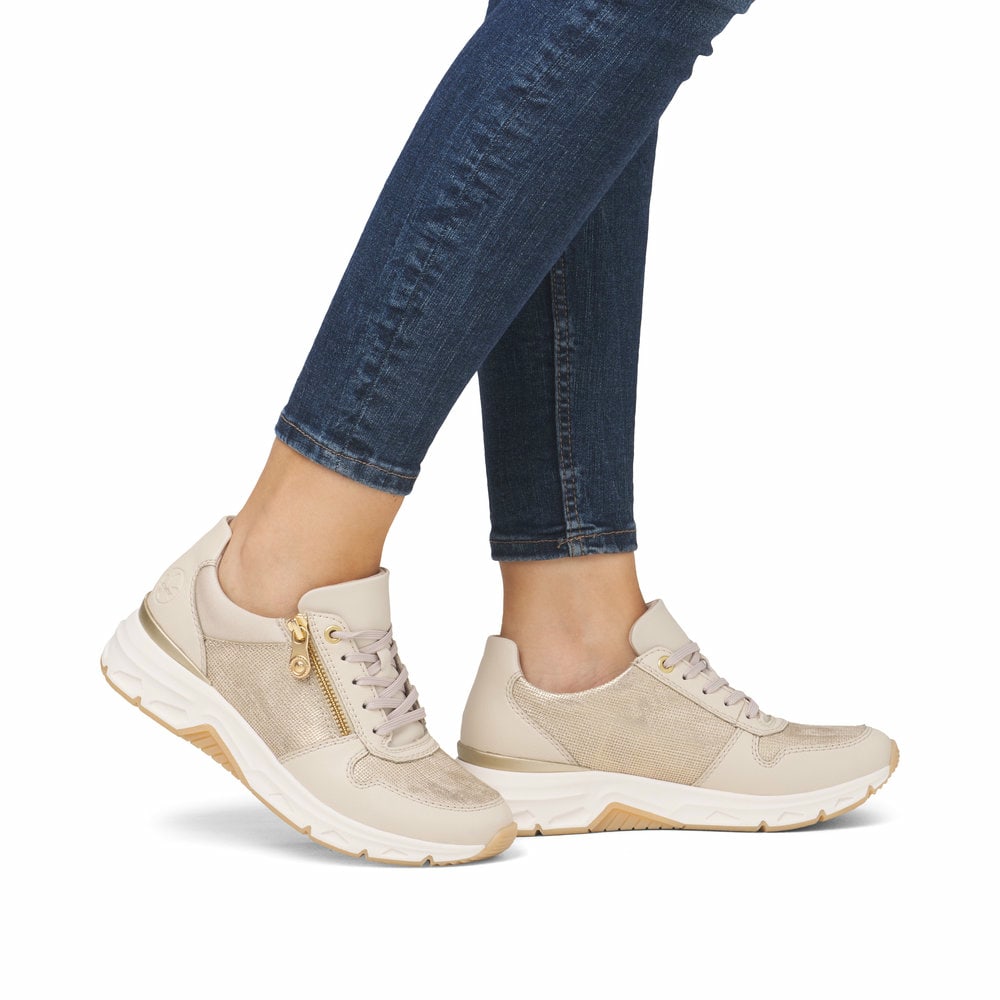 Beige Rieker Damen Sneaker Low 48101-60 aus Glattleder mit einem Reißverschluss. Schuh am Fuß.