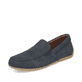 Blaue Rieker Herren Slipper 09555-14 mit Elastikeinsatz sowie Löcheroptik. Schuh seitlich schräg.